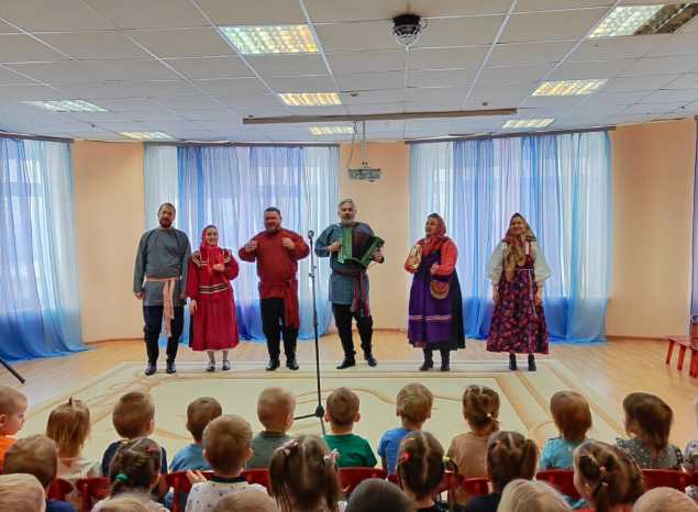 Ансамбль «Миряне» познакомил малышей с традициями Масленичной недели